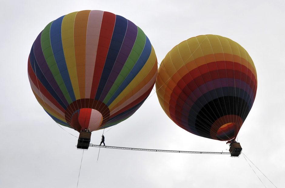 Kinas ekstremalas perėjo 18 metrų atstumą kartimi tarp oro balionų