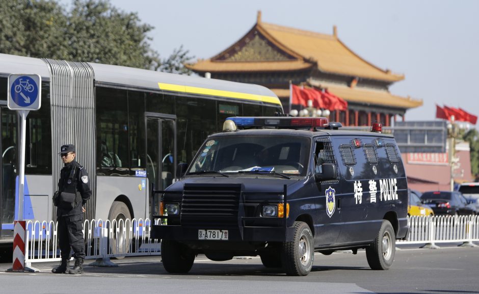 Kinijos policija ieško 8 asmenų po incidento su automobiliu Tiananmenio aikštėje