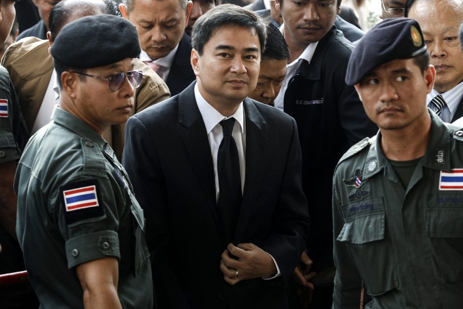 Buvęs Tailando premjeras Abhisitas apkaltintas nužudymu dėl protestų vaikymo