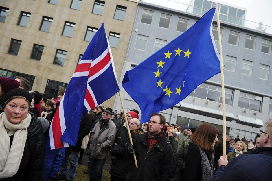 Reikjavike – islandų protestas prieš vyriausybės sprendimą nestoti į ES