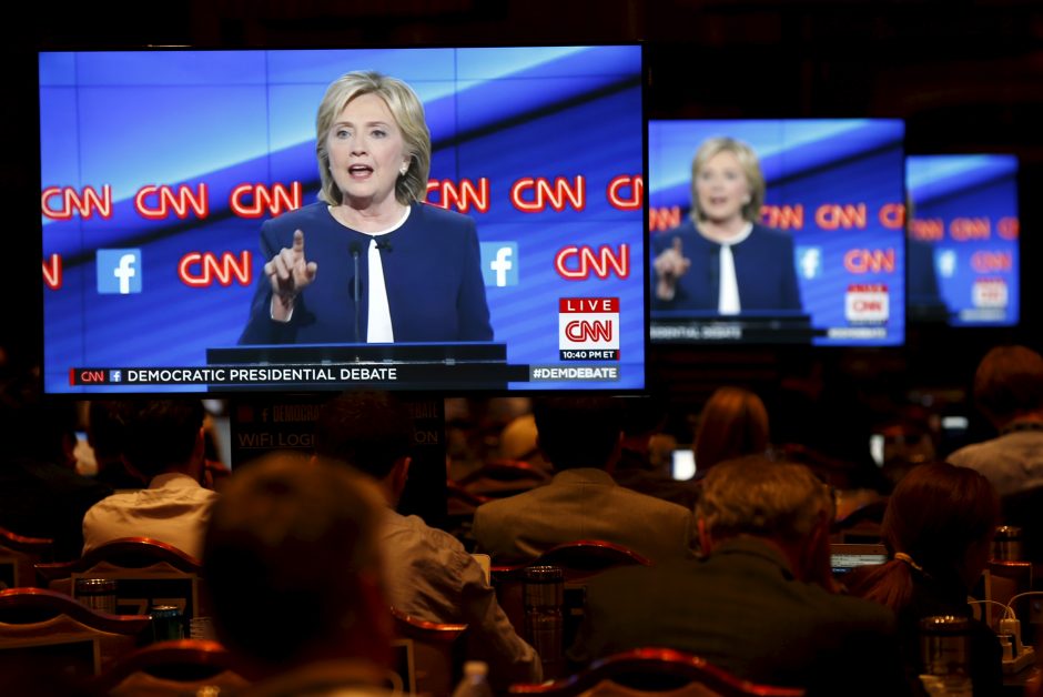 H. Clinton atrėmė varžovų puolimą per pirmuosius demokratų debatus JAV