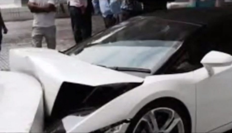 Indijoje viešbučio patarnautojas sudaužė brangų „Lamborghini“