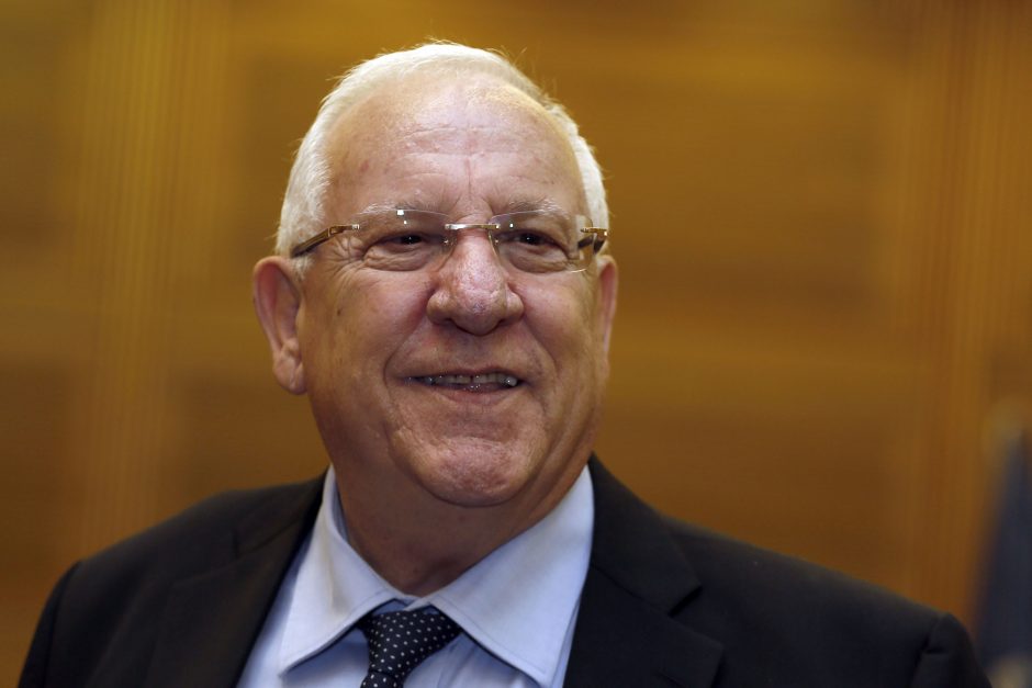 Izraelio prezidentas R. Rivlinas gydomas „dėl neįprasto nugaros skausmo“