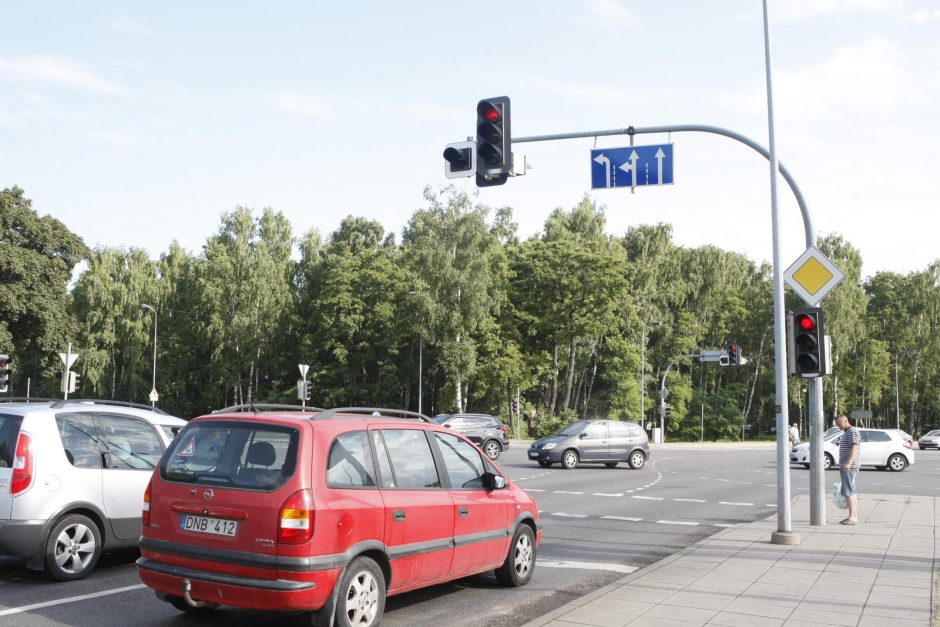 Šviesoforas Liepojos ir P. Lideikio gatvių sankryžoje švies ryškiau