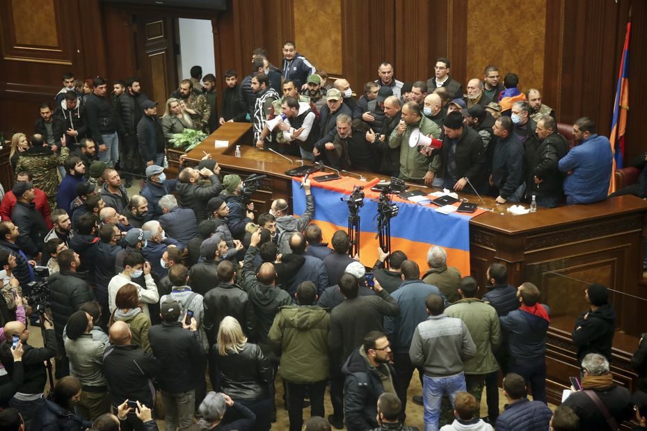 Baku skelbia pergalę kare, Jerevane nuniokoti parlamento ir vyriausybės rūmai