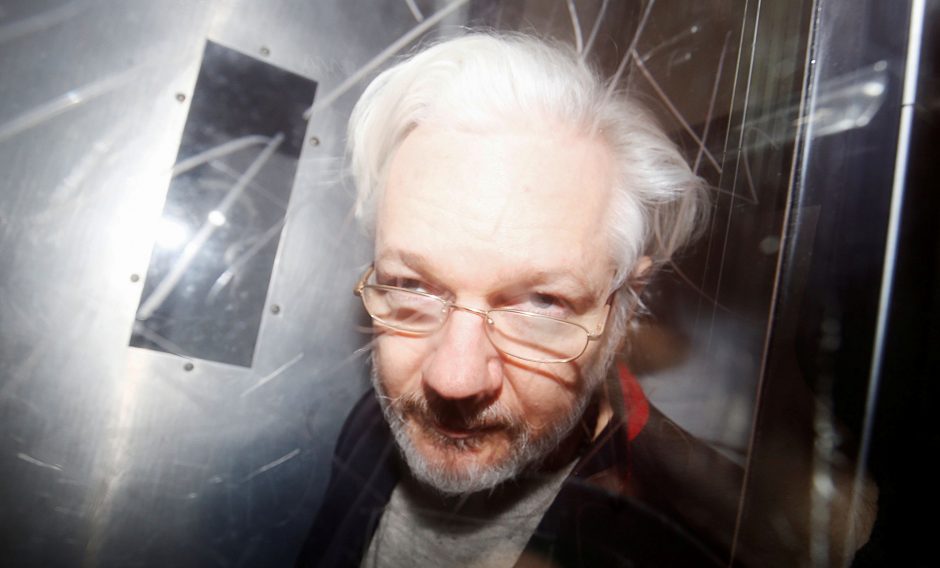 Psichiatras įspėja, kad J. Assange'as gali mėginti nusižudyti