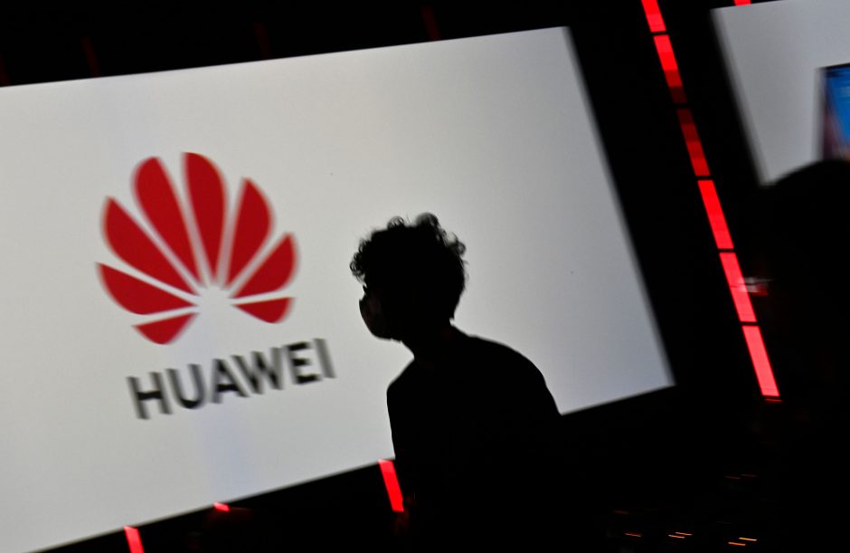 Daugelyje šalių spaudimą patirianti „Huawei“ skaičiuoja kuklesnes pajamas