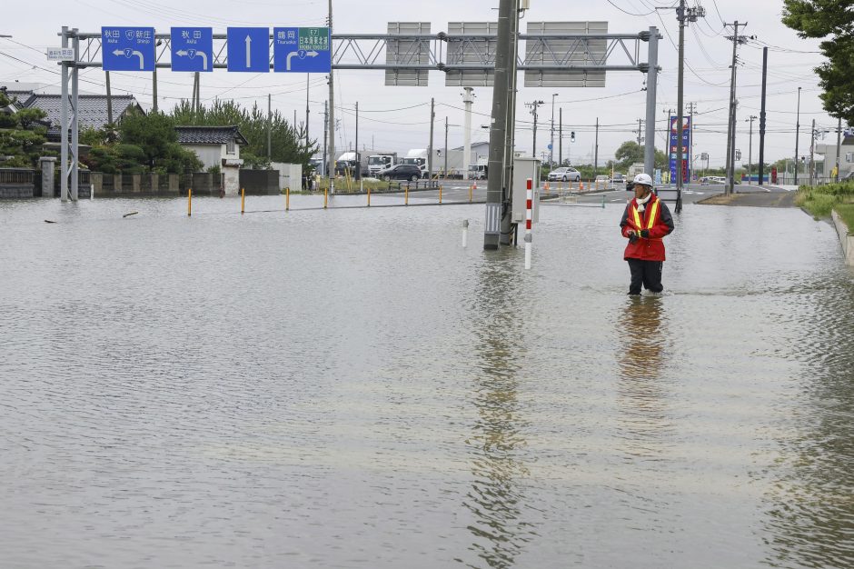 Šiaurės Japonijoje, užklupus rekordinėms liūtims, evakuoti tūkstančiai žmonių