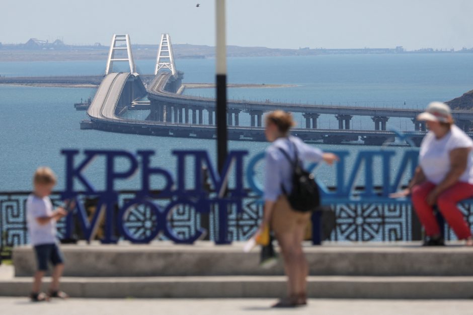 Rusai toliau stato apsauginę konstrukciją prie Krymo tilto