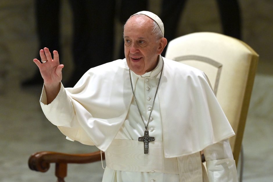 Popiežius sureagavo į kritiką dėl saugaus atstumo nesilaikymo
