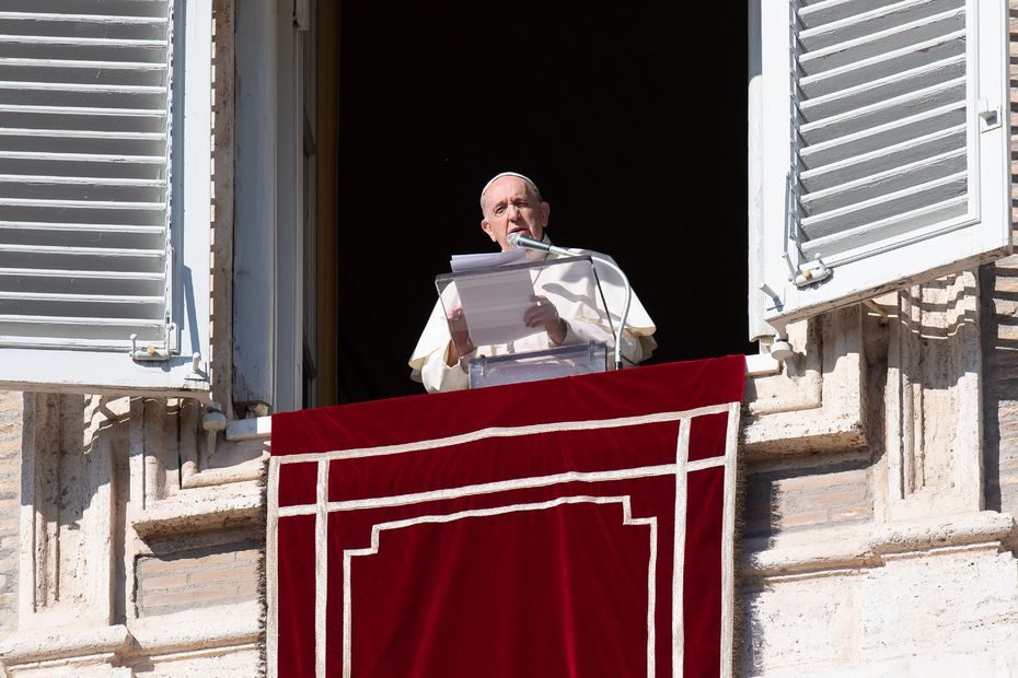 Popiežius smerkia protestus prieš kaukių dėvėjimą