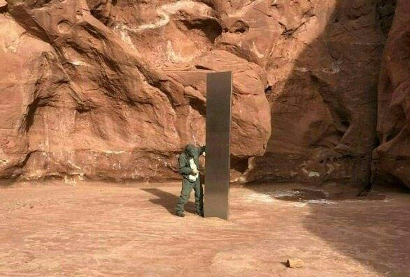 Paslaptingas obeliskas JAV dykumoje teikia peno neįtikimoms teorijoms