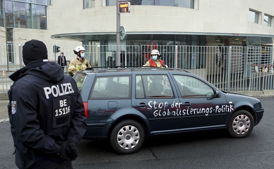 Išpuolis Berlyne: A. Merkel kanceliarijos vartus taranavo automobilis