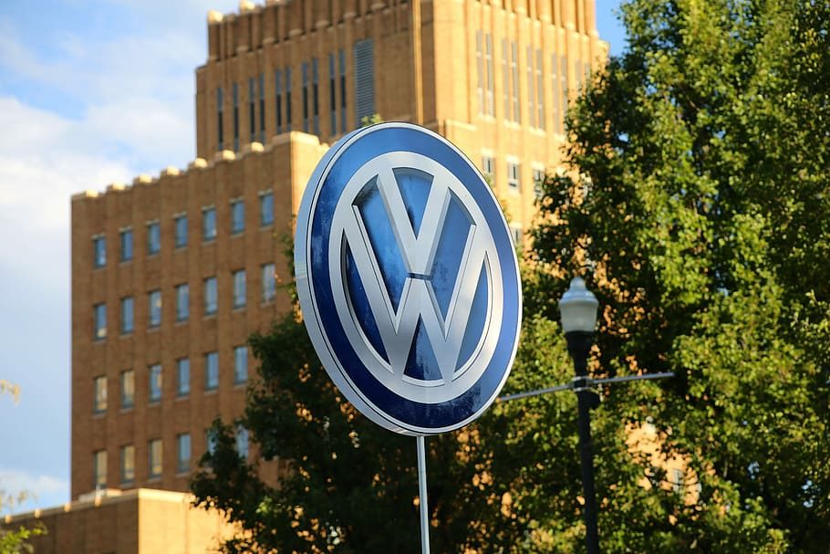 Dėl COVID-19 protrūkio Vokietijoje uždaroma „Volkswagen“ gamykla