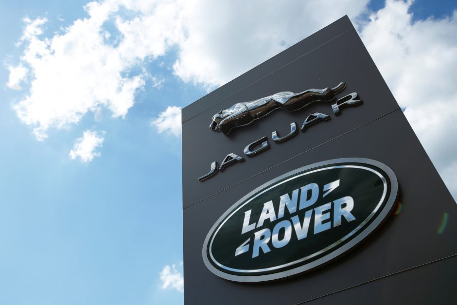 „Jaguar Land Rover“ atleis 2 000 darbuotojų visame pasaulyje