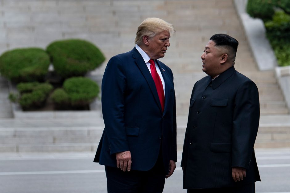 BBC: D. Trumpas siūlė Kim Jong Unui parskraidinti jį namo prezidentiniu lėktuvu