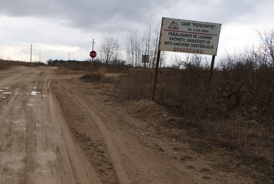 Kauno rajono savivaldybė stabdo žvyro kasėjų buldozerius Pakarklės miške