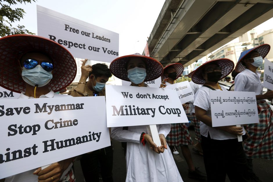 Mianmare nepaisant chuntos įspėjimo tęsiasi didžiuliai protestai prieš perversmą