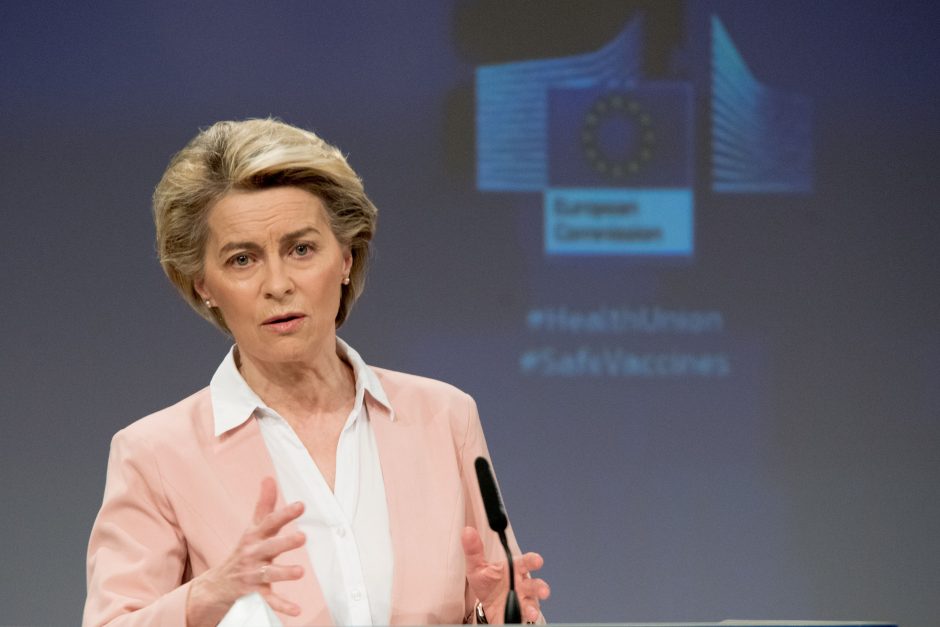 U. von der Leyen siūlo draugišką sprendimą, „AstraZeneca“ paskelbus apie naujus vėlavimus