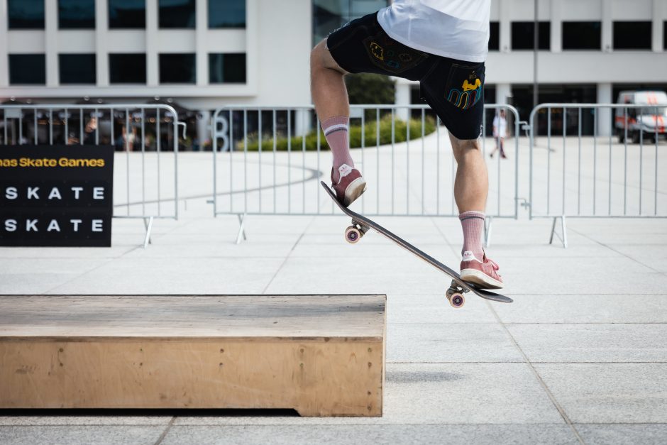 Vienybės aikštėje ekstremalaus sporto meistrai demonstravo įgūdžius ant riedlenčių