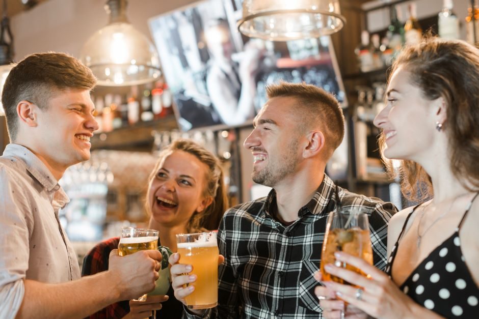 Ar alkoholis iš tikrųjų daro įtaką vyrų ir moterų patrauklumui?