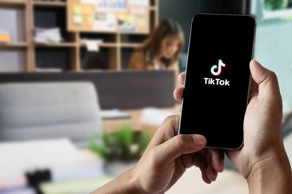 Kirgizija siekia uždrausti programėlę „TikTok“: kenkia vaikų psichinei sveikatai