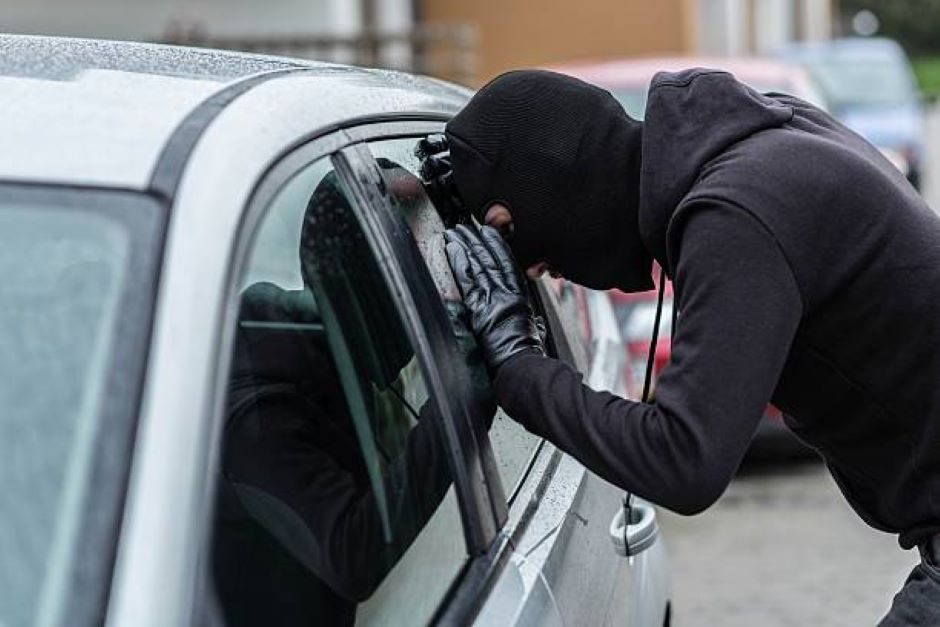 Ilgapirščiai darbuojasi ne tik miestuose: Mažeikių rajone vagys nuvarė neužrakintus automobilius