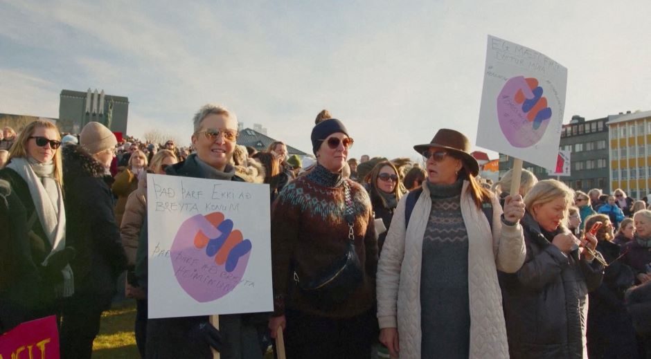 Islandijoje vyko moterų streikas dėl vienodo darbo užmokesčio, dalyvavo ir premjerė