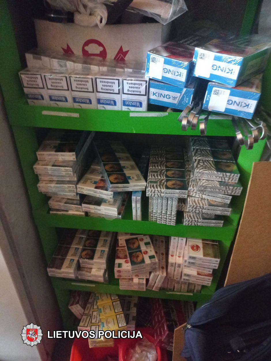 Kontrabandinių cigarečių pardavimo „taškas“ turgavietėje: tarp medaus prekeivis slėpė rūkalus