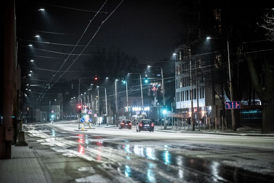 Kelininkai įspėja: naktį eismo sąlygas sunkins plikledis ir lijundra