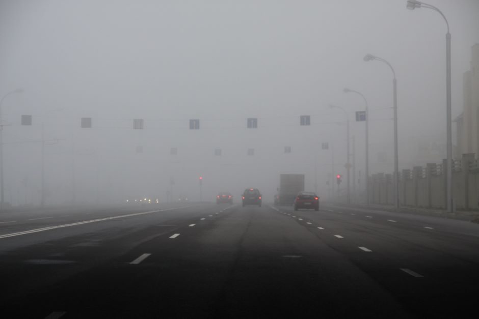 Kelininkai: eismo sąlygas sunkina rūkas