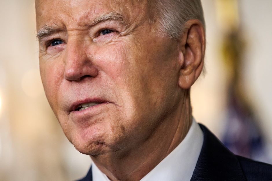 J. Bidenas ir toliau painioja šalių lyderius