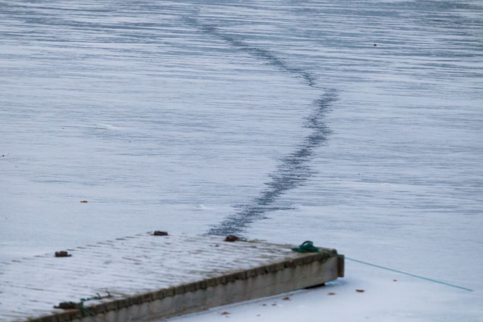 Kelmės rajone į ežerą įlūžo vyras: medikams jo atgaivinti nepavyko