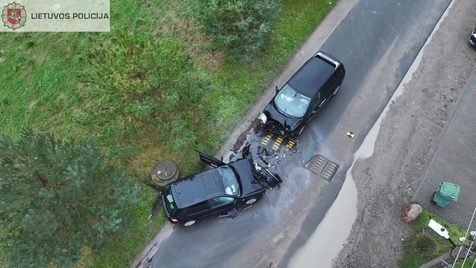 Panevėžyje susidūrė du automobiliai, vairuotojai išvežti į ligoninę