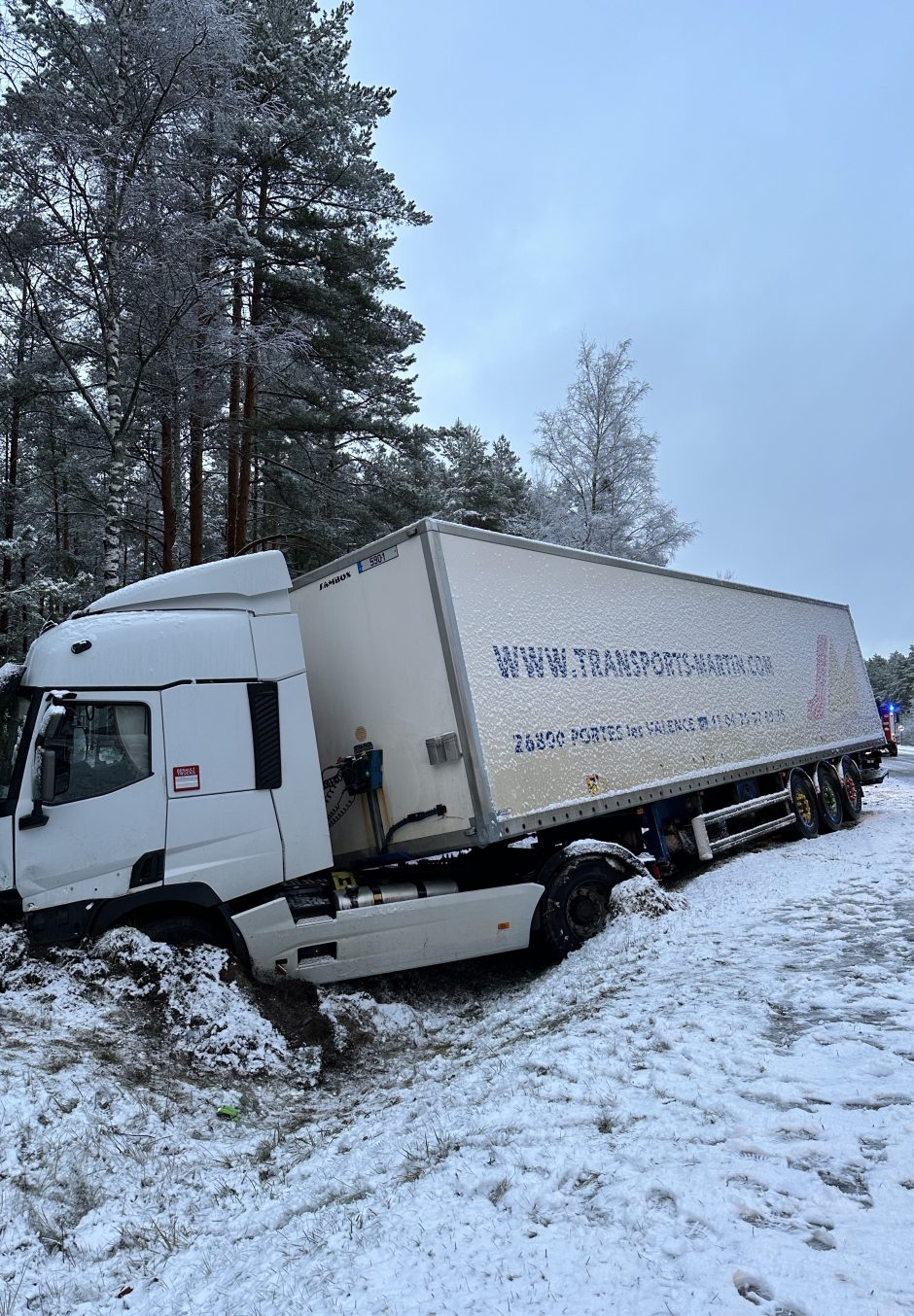 Tragiška avarija Varėnos rajone: susidūrus vilkikui ir lengvajam automobiliui, žuvo moteris