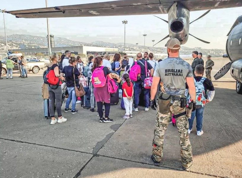 L. Kasčiūnas apdovanojo iš Libano Lietuvos piliečius evakavusius karius ir civilius