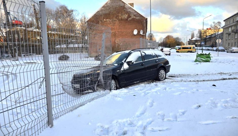 Įkaušusiam BMW vairuotojui kelią „pastojo“ pasieniečių tvora