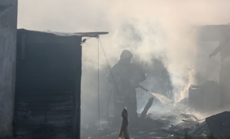 Telšiuose ugniagesiai iš namo išnešė moterį, jos atgaivinti nepavyko (atnaujinta)