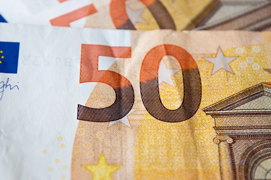 Bankomatuose rasti padirbti 50 ir 20 eurų banknotai