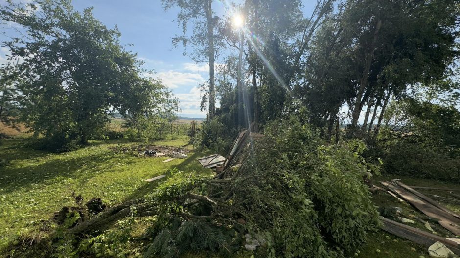 Užfiksuota, kaip viesulas per akimirką sugriauna poros namus: vaizdas kaip po sprogimo