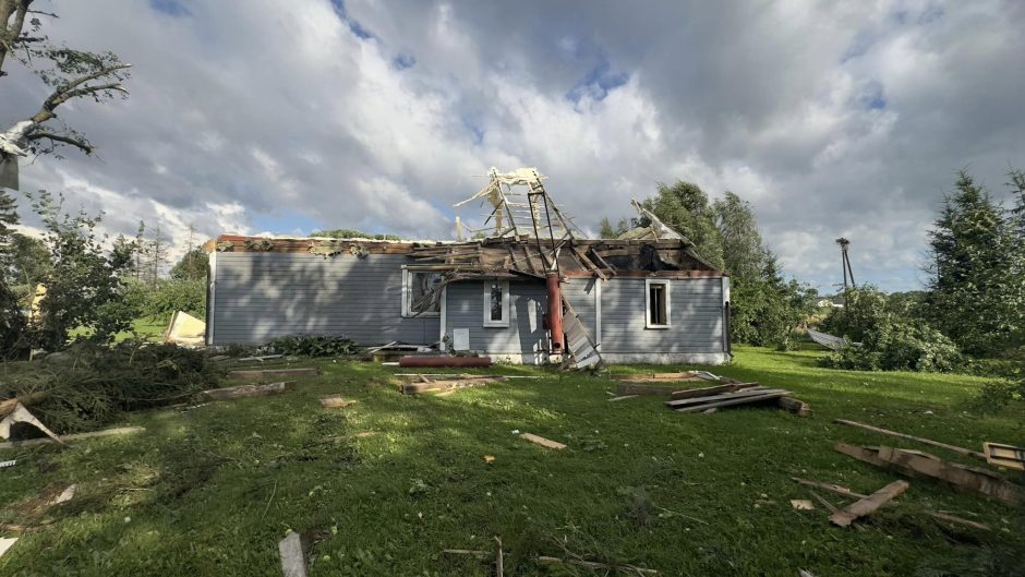 Užfiksuota, kaip viesulas per akimirką sugriauna poros namus: vaizdas kaip po sprogimo