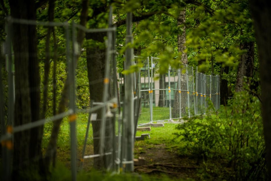 Sostinėje tvarkomos Tauro kalno parko prieigos: skelbia, kada darbai bus baigti