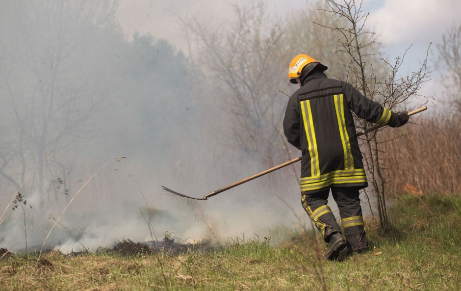 Apdegė degančią žolę gesinęs vyras: jis išvežtas į ligoninę