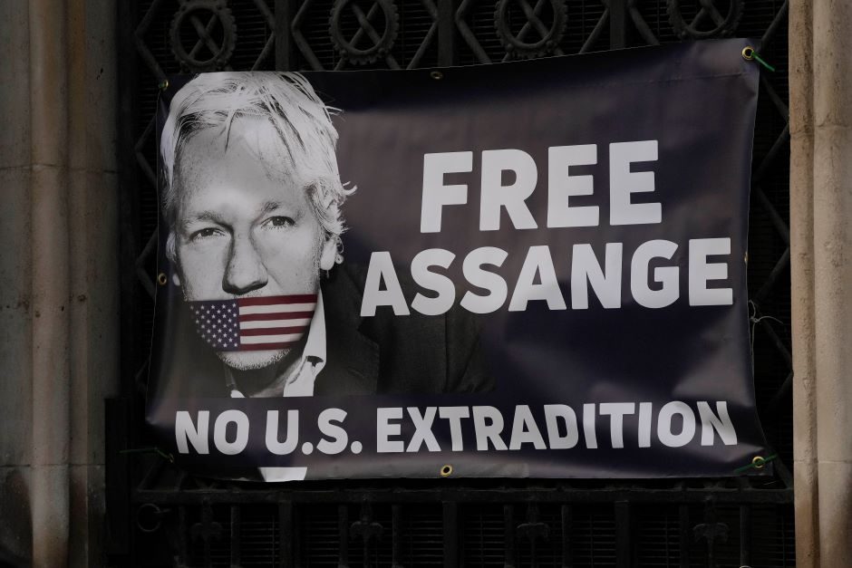 JK teismas nurodė atidėti J. Assange'o ekstradiciją į JAV