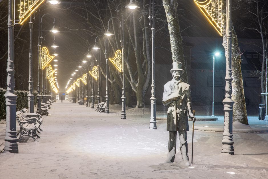 Palanga šventiškai suspindo tūkstančiais šviesų: miestą užbūrė M. K. Čiurlionio Kalėdų pasaka