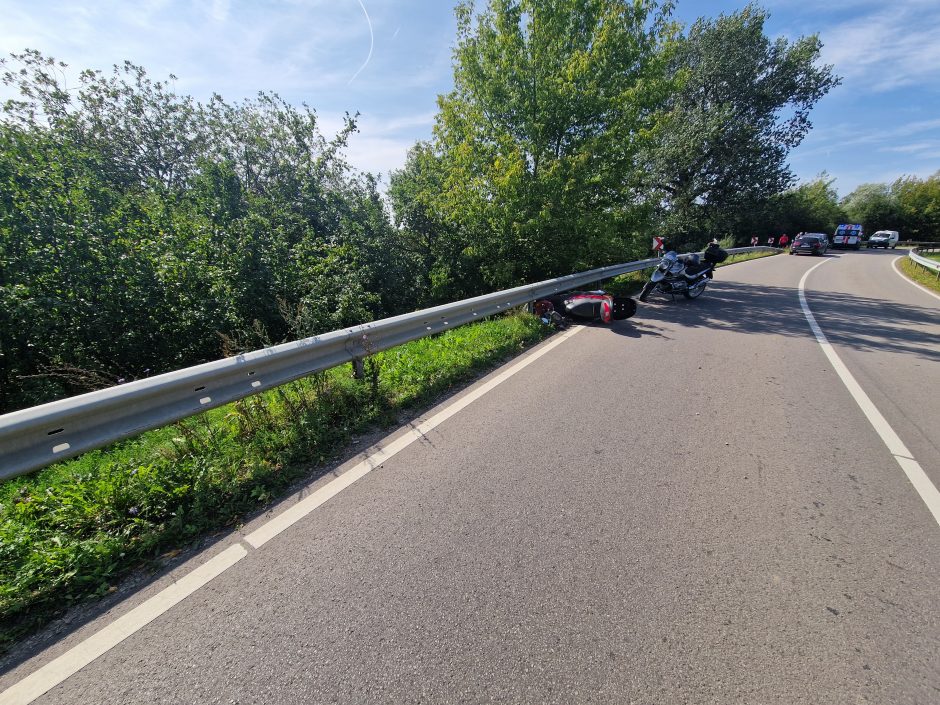 Alytaus rajone nesuvaldęs motorolerio vyras atsitrenkė į atitvarus, jis – ligoninėje