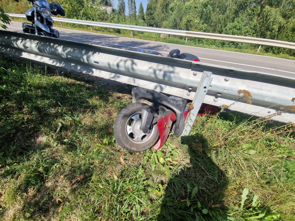 Alytaus rajone nesuvaldęs motorolerio vyras atsitrenkė į atitvarus, jis – ligoninėje