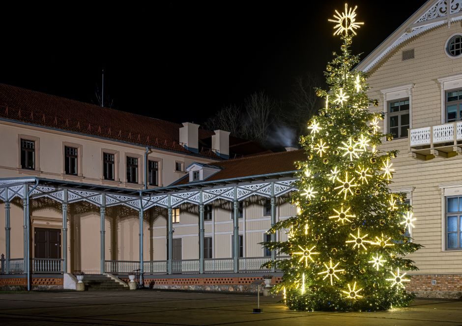 Palanga šventiškai suspindo tūkstančiais šviesų: miestą užbūrė M. K. Čiurlionio Kalėdų pasaka