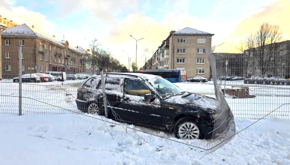 Įkaušusiam BMW vairuotojui kelią „pastojo“ pasieniečių tvora