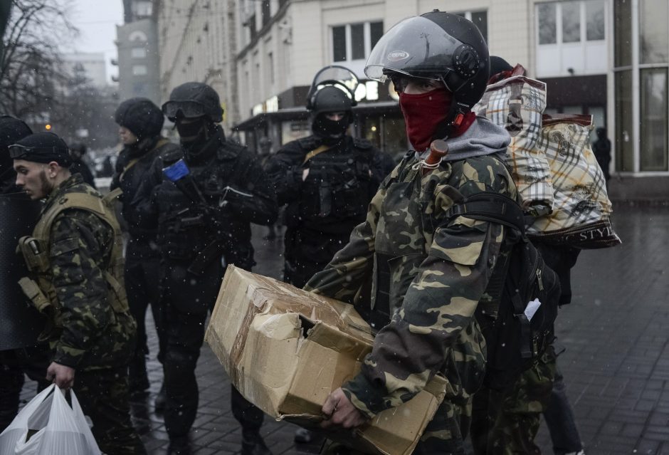 Ukrainos „Pravyj sektor“ aktyvistai paliko savo būstinę Kijeve po šaudymo incidento